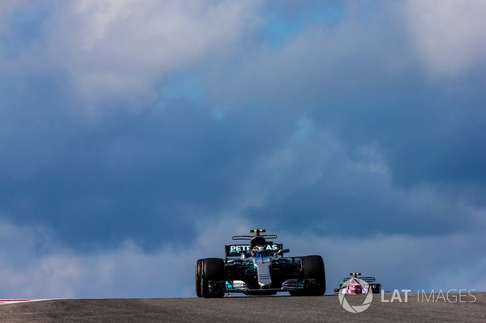 Valtteri Bottas, Mercedes AMG F1 W08, Esteban Ocon, Sahara Force India F1 VJM10