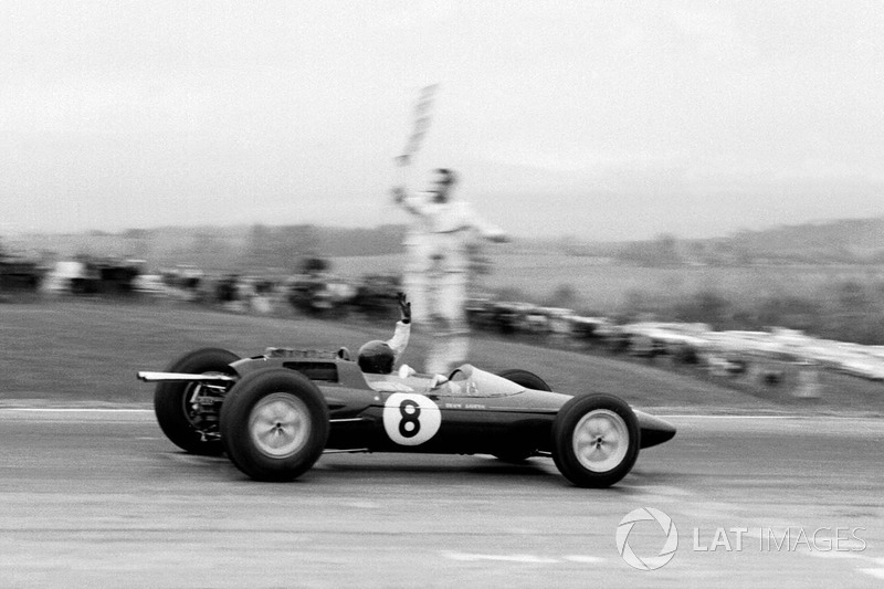 Jim Clark, Lotus 25 Climax se lleva la bandera a cuadros