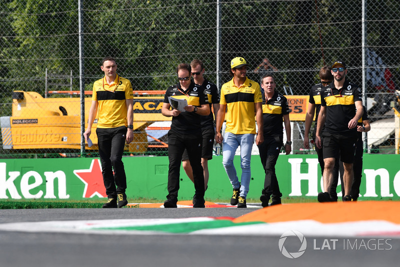 Carlos Sainz Jr., Renault Sport F1 Team RS 18 walks the track