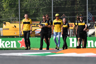 Carlos Sainz Jr., Renault Sport F1 Team RS 18 parcourt la piste à pied