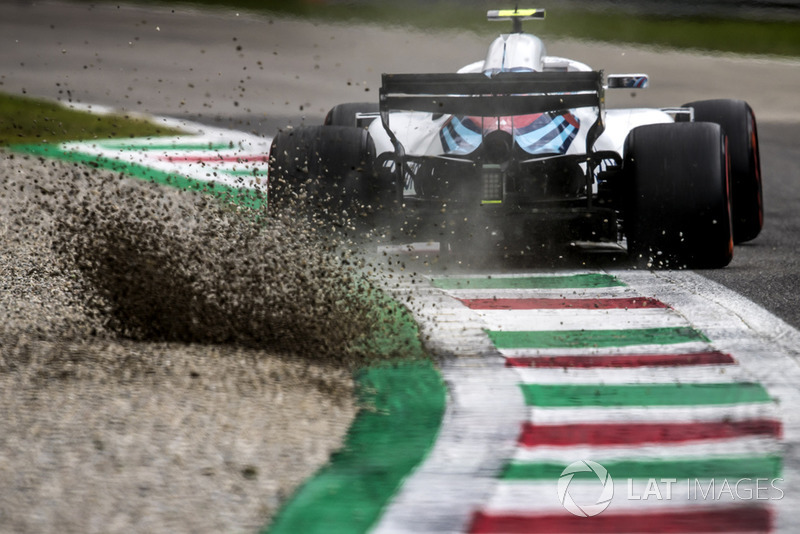 Sergey Sirotkin, Williams FW41, kicks up some gravel