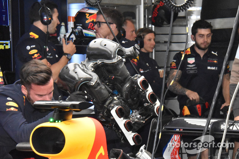 Члени команди Red Bull Racing за роботою
