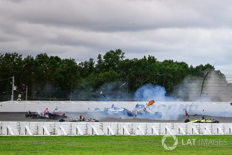 Аварія: Роберт Вікенс, Schmidt Peterson Motorsports Honda, Джеймс Хінчкліфф, Schmidt Peterson Motorsports Honda, Райан Хантер-Рей, Andretti Autosport Honda, П'єтро Фіттіпалді, Dale Coyne Racing Honda