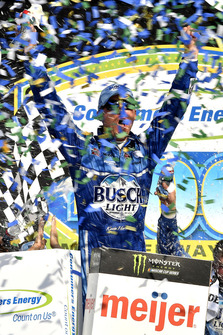 Ganador Kevin Harvick, Stewart-Haas Racing, Ford Fusion Busch Light / Mobil 1