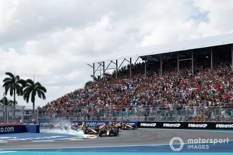 Départ de la course - Max Verstappen, Red Bull Racing RB20 le champ loin, comme Sergio Perez, Red Bull Racing RB20 presque s'écraser sur lui.