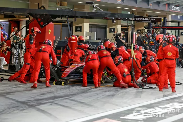 Charles Leclerc, Ferrari SF-23, hace una parada en boxes