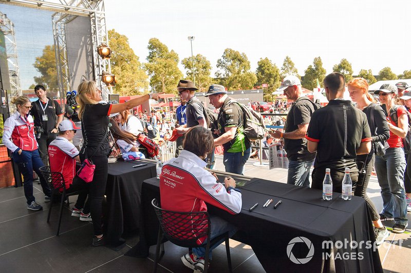 Antonio Giovinazzi, Alfa Romeo Racing e Kimi Raikkonen, Alfa Romeo Racing, firmano autografi ai tifosi