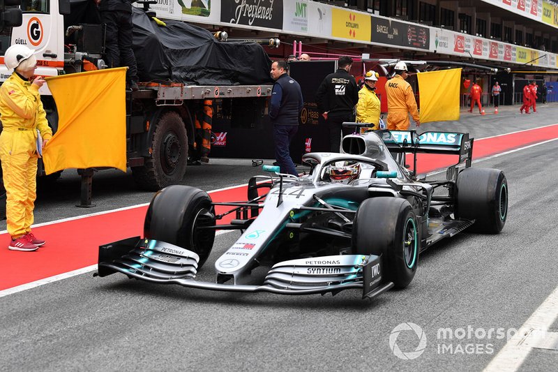 Lewis Hamilton, Mercedes-AMG F1 W10 sorpassa la vettura recuperata di Romain Grosjean, Haas F1 Team VF-19
