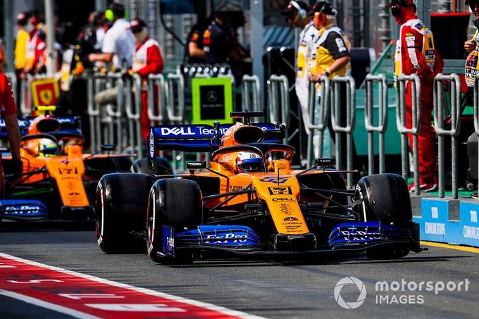 Carlos Sainz Jr., McLaren MCL34, Lando Norris, McLaren MCL34, en pit lane
