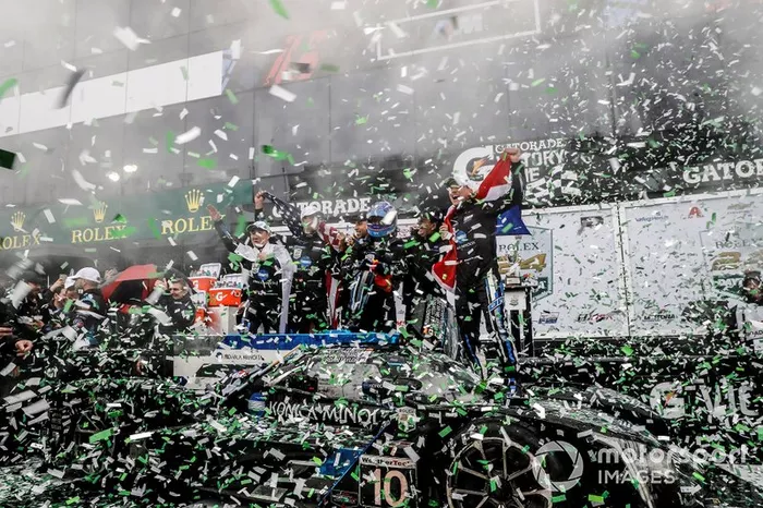 #10 Wayne Taylor Racing Cadillac DPi: Renger Van Der Zande, Jordan Taylor, Fernando Alonso, Kamui Kobayashi, victory celebration, podium