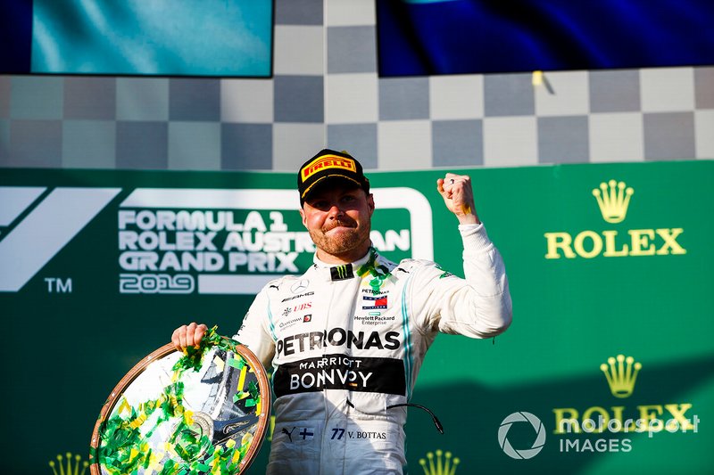 Valtteri Bottas, Mercedes AMG F1, vincitore, festeggia con il suo trofeo