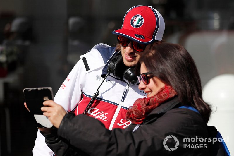 Antonio Giovinazzi, Alfa Romeo Racing, con una tifosa