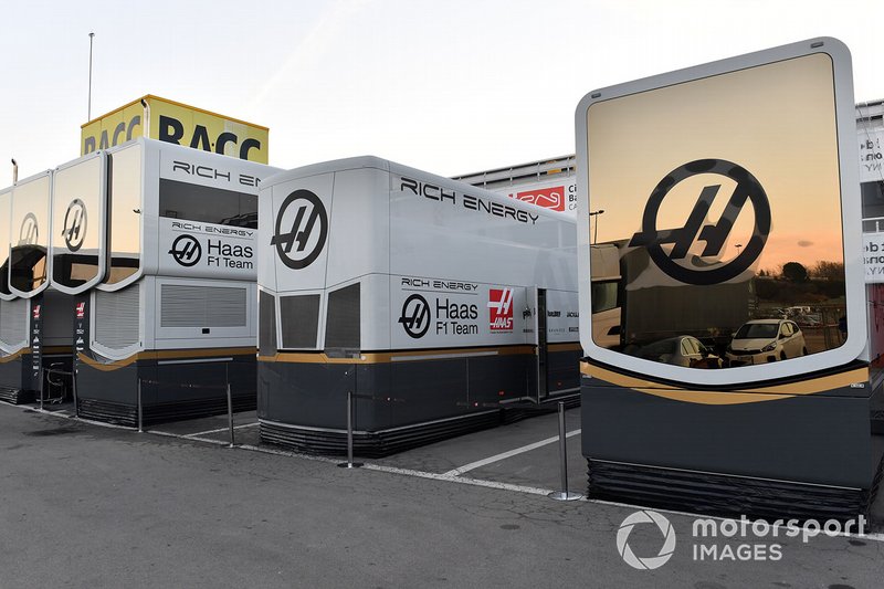 Camion Haas F1 e stanze degli ingegneri