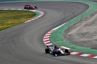 Kimi Raikkonen, Alfa Romeo Racing C38, voor Sebastian Vettel, Ferrari SF90