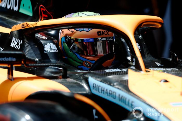 Daniel Ricciardo, McLaren MCL36, sale del garaje
