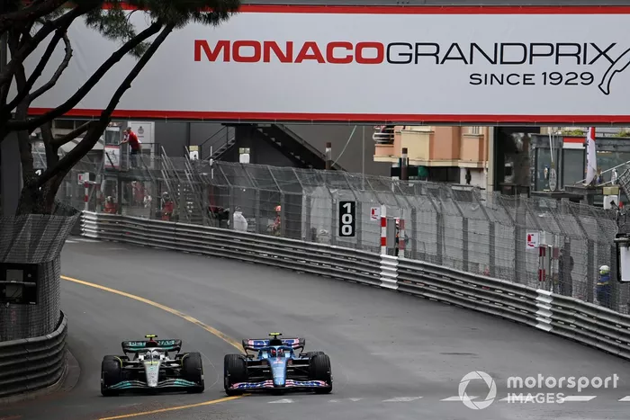 Lewis Hamilton, Mercedes W13, en paralelo con Esteban Ocon, Alpine A522