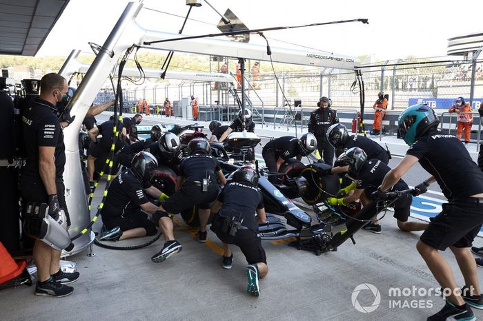 Lewis Hamilton, Mercedes F1 W11 en pits