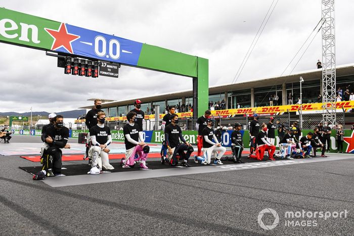 Los pilotos y Lewis Hamilton, Mercedes-AMG F1, se arrodillan
