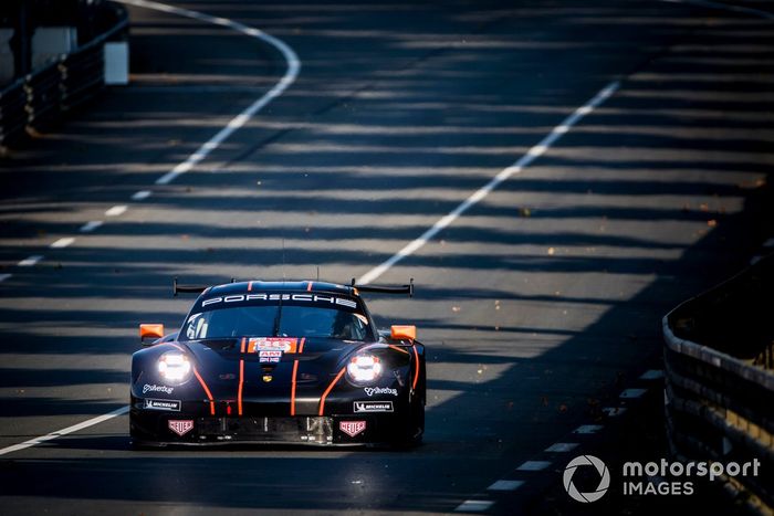 #86 Gulf Racing Porsche 911 RSR: Michael Wainwright, Andrew Watson, Benjamin Barker