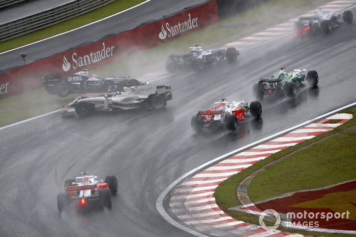 David Coulthard, Red Bull RB4 Renault, trompea y se toca con Kazuki Nakajima, Williams FW30 Toyota