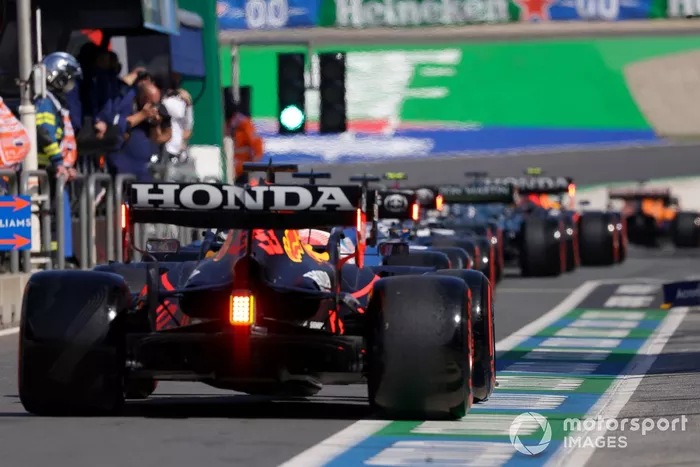 Max Verstappen, Red Bull Racing RB16B, en el pit lane