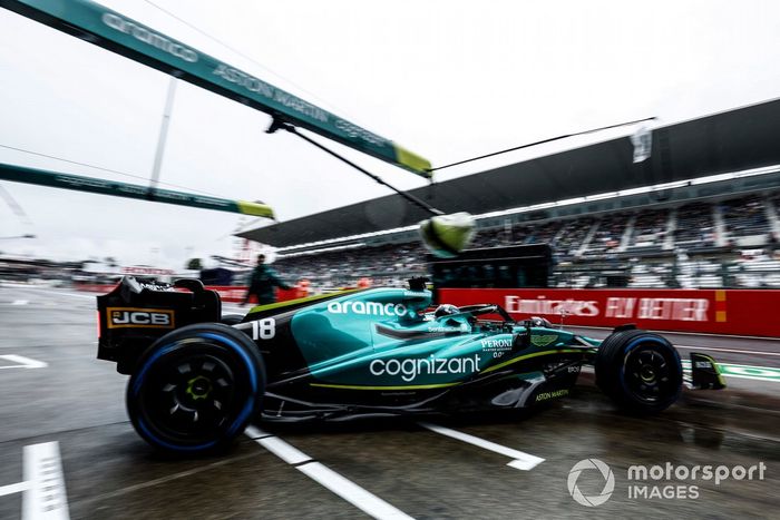 Lance Stroll, Aston Martin AMR22, sale del garaje