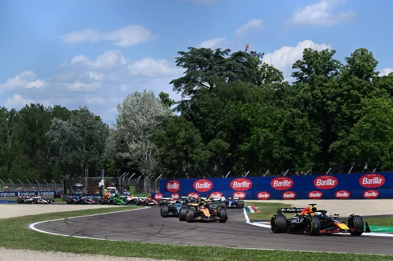 Oscar Piastri, McLaren, Max Verstappen, Red Bull Racing, George Russell, Mercedes