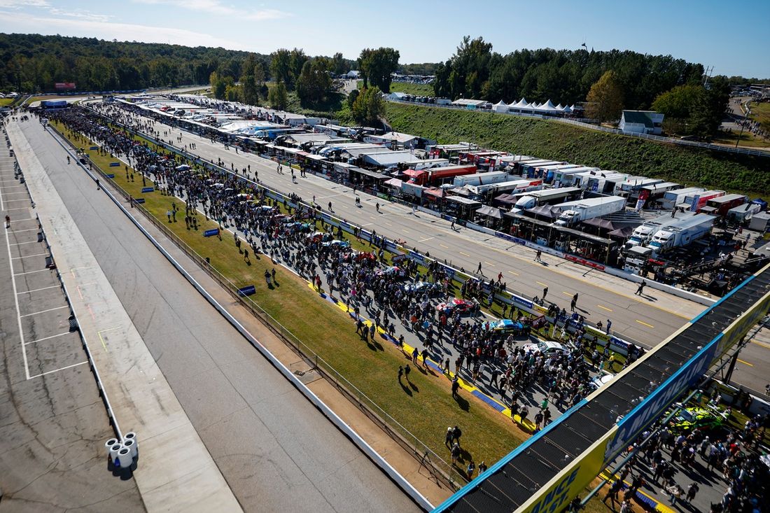 Paseo de los aficionados antes de la carrera