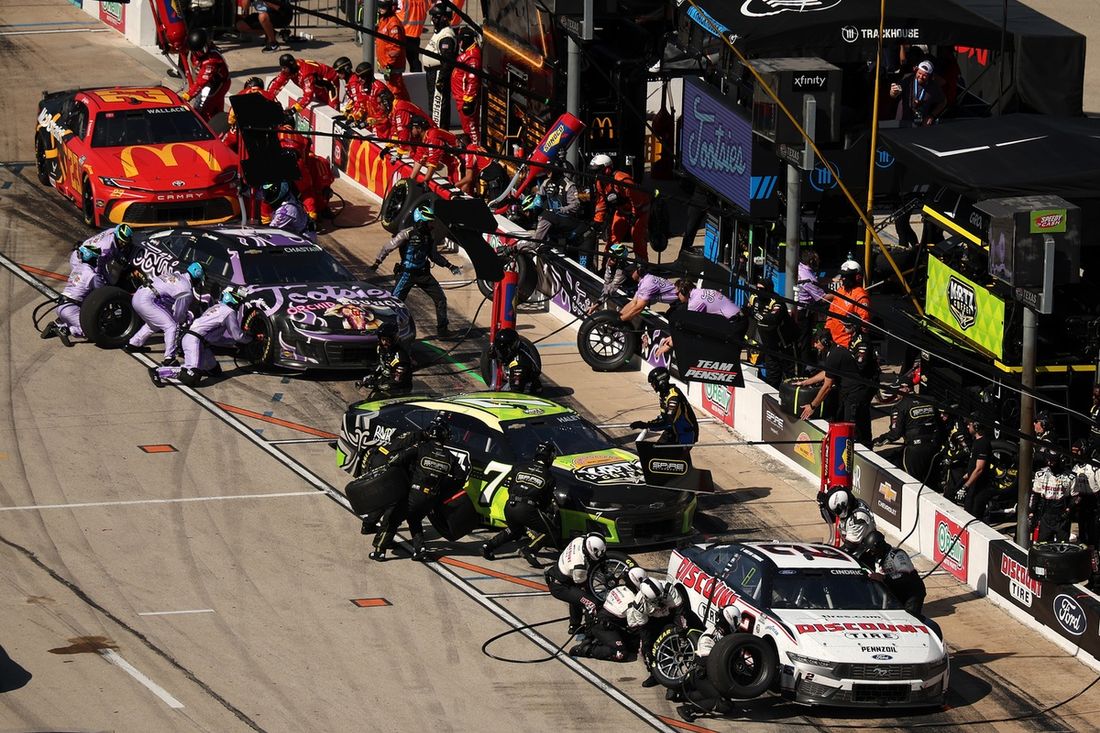 Austin Cindric, Team Penske Ford, Justin Haley, Spire Motorsports Chevrolet