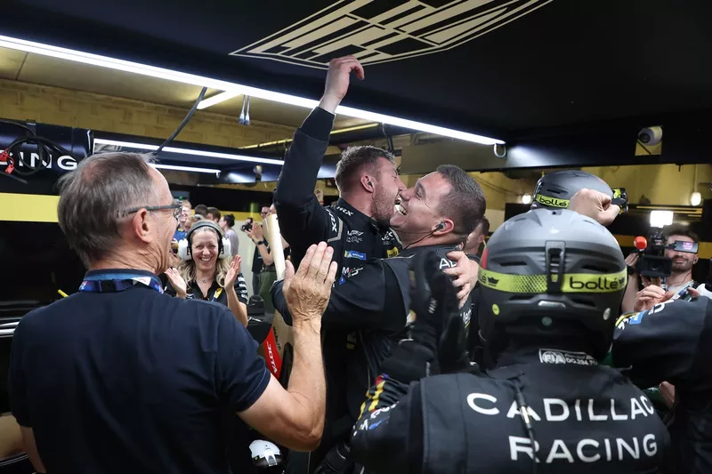 Célébration de l'hyperpole Cadillac Hertz Team Jota