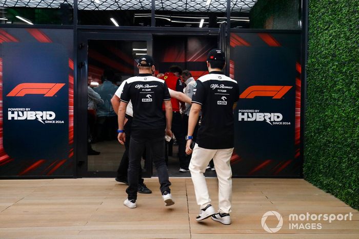 Valtteri Bottas, Alfa Romeo F1 Team, Zhou Guanyu, Alfa Romeo F1 Team