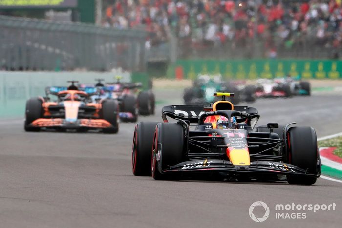 Sergio Pérez, Red Bull Racing RB18, Daniel Ricciardo, McLaren MCL36