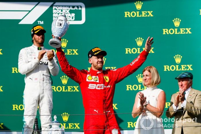 Il terzo classificato Sebastian Vettel, Ferrari, con il suo trofeo