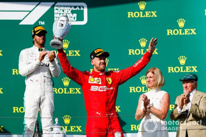 Il terzo classificato Sebastian Vettel, Ferrari, con il suo trofeo