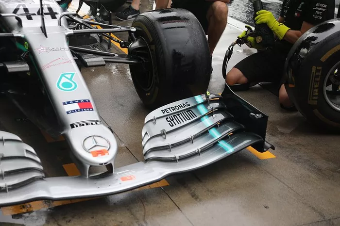 Detalle del alerón delantero del Mercedes AMG F1 W10