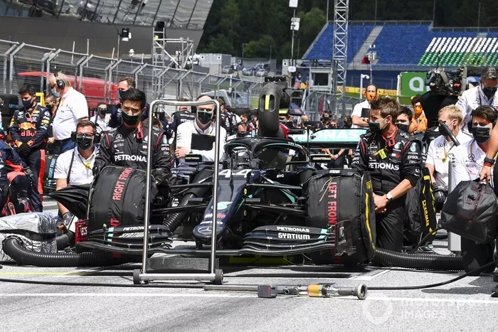 Mecánicos de Mercedes se arrodillan