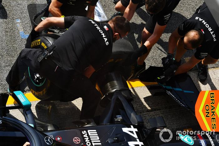 El equipo de Mercedes practica un pit stop