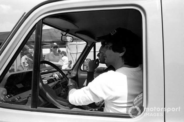 Nelson Piquet, conduce la furgoneta con los pilotos de F1 para inspeccionar la pista dañada