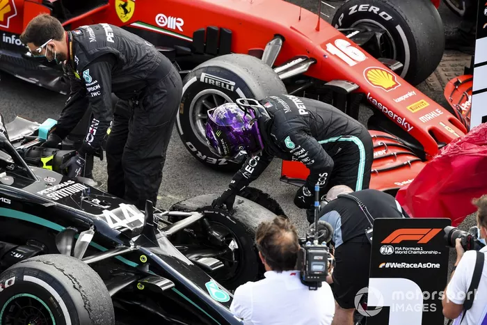 Ganador Lewis Hamilton, Mercedes-AMG F1, revisa su neumático pinchado en Parc Ferme