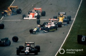 Choque de Claudio Langes, GA Motorsport Lola T88/50 and Aguri Suzuki, Footwork Lola T88/50, Johnny Herbert, EJR Reynard 88D