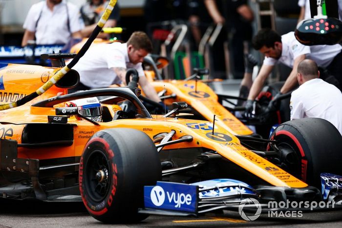 Carlos Sainz Jr., McLaren MCL34, Lando Norris, McLaren MCL34, en pit lane
