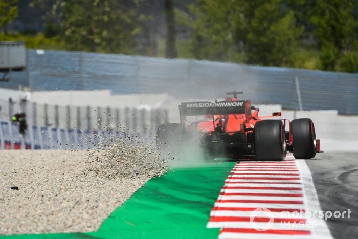 Sebastian Vettel, Ferrari SF90, se va a la grava