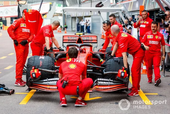 Charles Leclerc, Ferrari SF90, ai box durante le prove