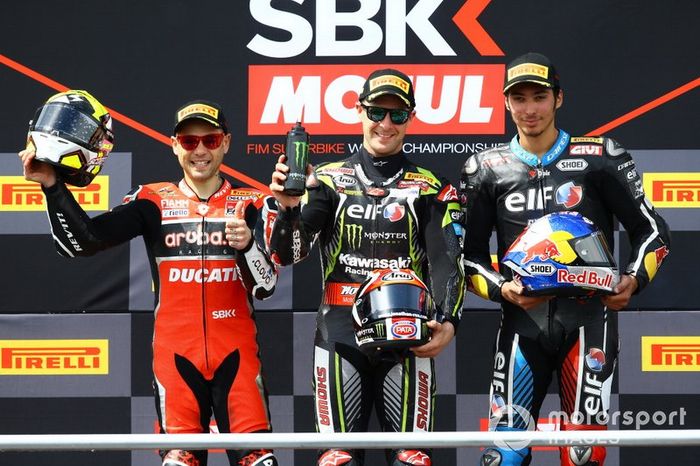 Podio: segundo puesto Alvaro Bautista, Aruba.it Racing-Ducati Team, ganador Jonathan Rea, Kawasaki Racing Team, tercer puesto Toprak Razgatlioglu, Turkish Puccetti Racing