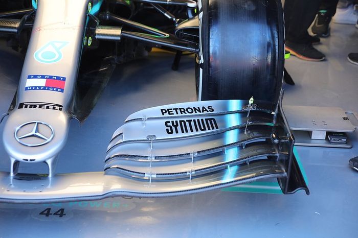 Detalle del alerón delantero del Mercedes AMG F1 W10