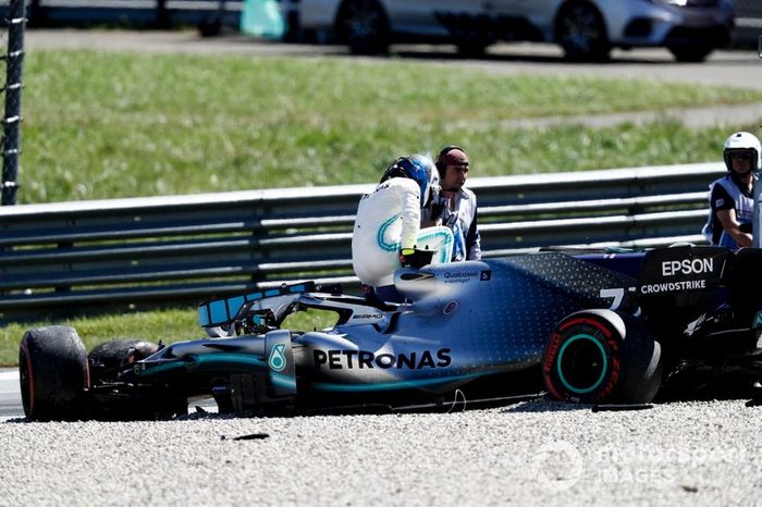 Valtteri Bottas, Mercedes AMG W10 saliendo de su coche después de su accidente