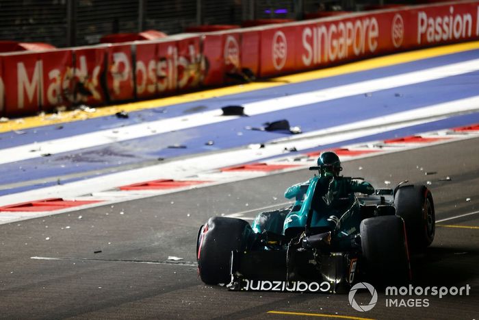 Lance Stroll, Aston Martin AMR23, sale de su coche gravemente dañado tras un accidente al final de la Q1.