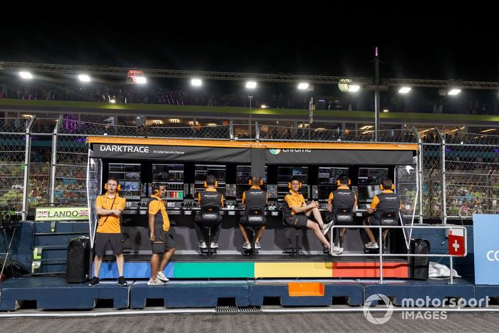 El equipo McLaren en el muro de boxes