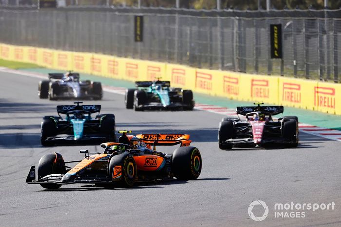 Lando Norris, McLaren MCL60, Zhou Guanyu, Alfa Romeo C43, Lance Stroll, Aston Martin AMR23, Fernando Alonso, Aston Martin AMR23, en la reanudación.