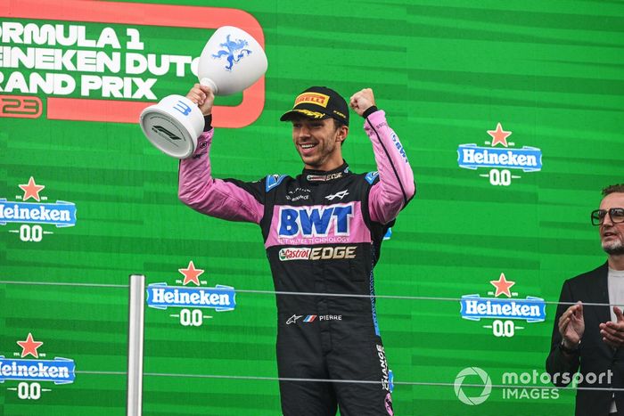 Pierre Gasly, Alpine F1 Team, 3ª posición, levanta su trofeo